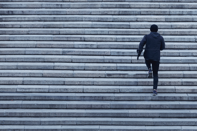 Mann joggt eine Treppe hoch