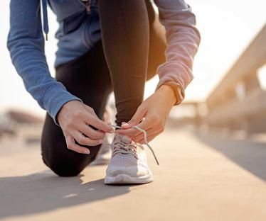Frau bindet ihre Jogging Schuhe