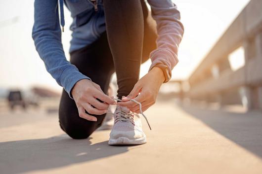 Frau bindet ihre Jogging Schuhe