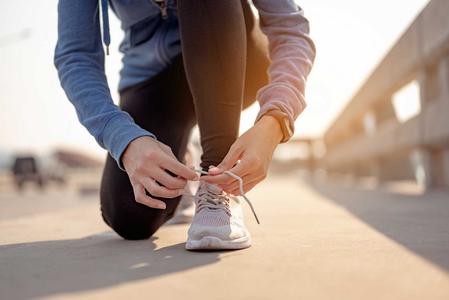 Frau bindet ihre Jogging Schuhe