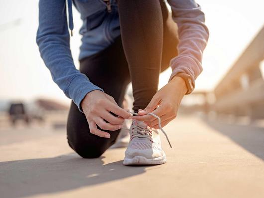 Frau bindet ihre Jogging Schuhe